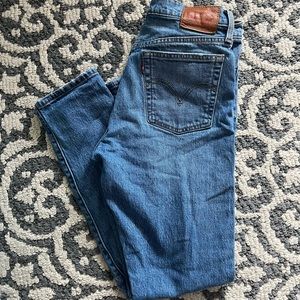 Levi’s wedgie fit, medium wash